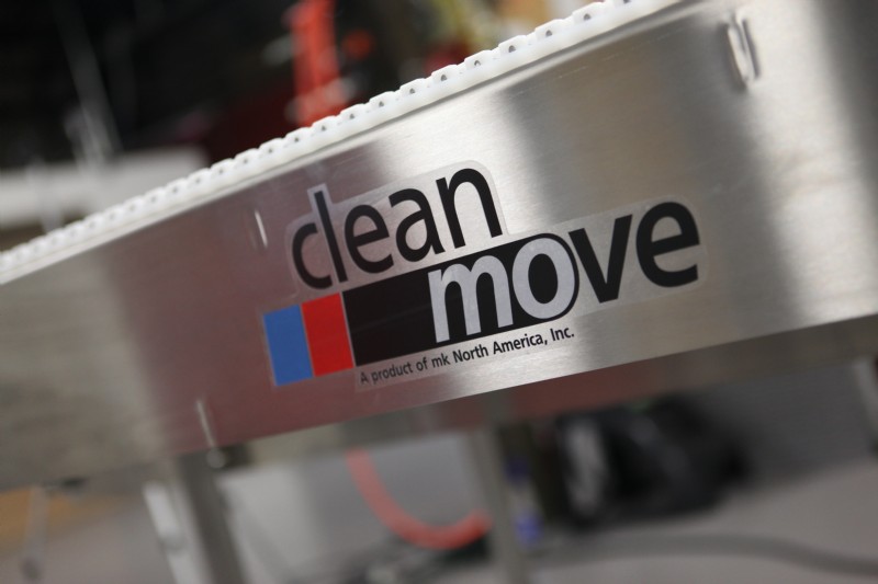 美国制造的带有CleanMove标志的不锈钢输送机