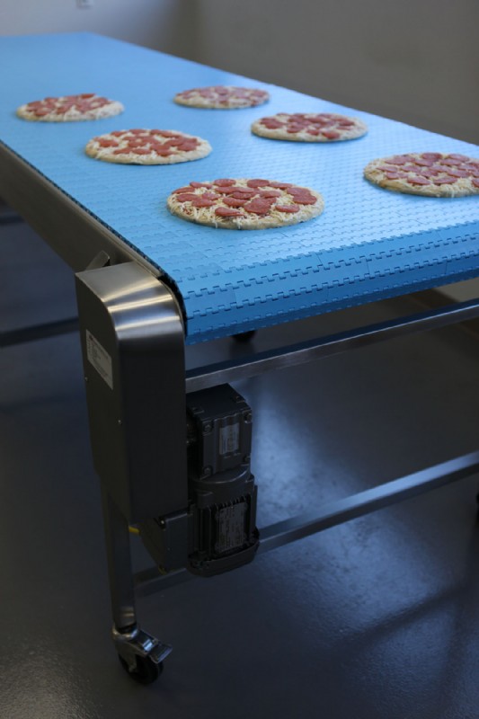 塑料模块化带式输送机运送披萨。