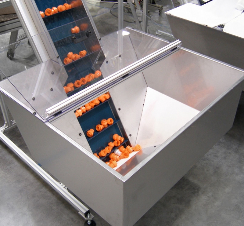 带料斗和橙色部件的夹板带式输送机